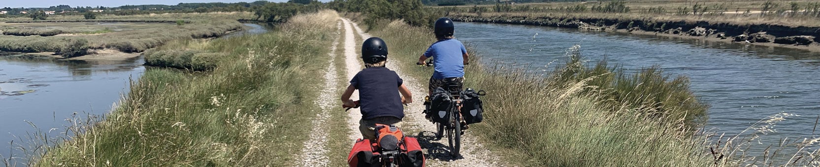 enfants en randonnée à vélo