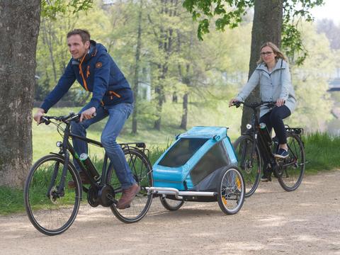 famille en randonnée à vélo